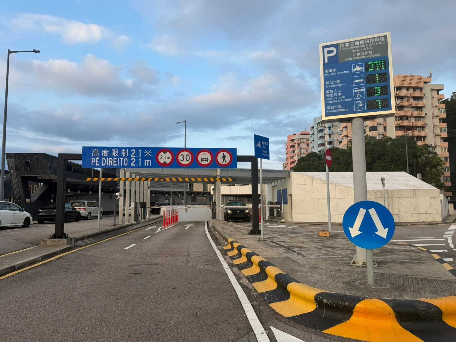 轻型汽车及电单车停车场出入口
