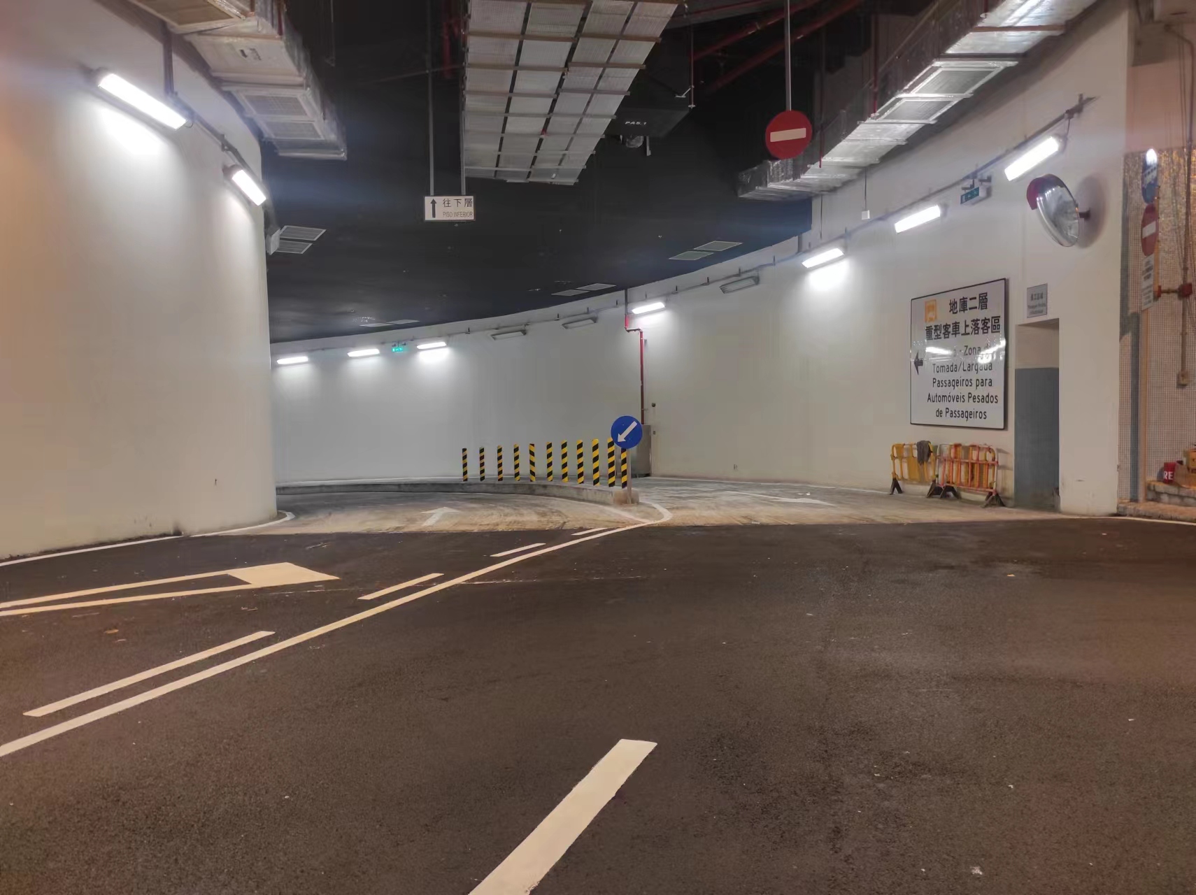 重型客车停车场出入口